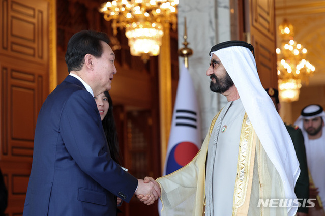 ▲ 윤석열 대통령이 17일(현지시간) 두바이 자빌궁에서 모하메드 빈 라시드 알 막툼 UAE 총리 겸 두바이 통치자와 면담한 후 악수하고 있다. ⓒ뉴시스