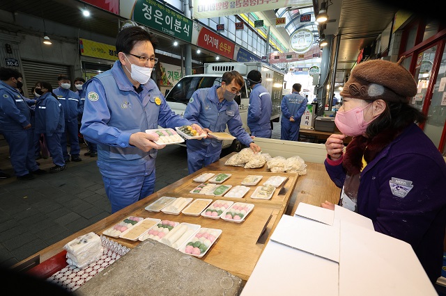 ▲ 이백희 포항제철소장이 설 명절을 앞두고 해도동 큰동해시장을 찾아 떡과 건어물을 구매하고 있다.ⓒ포스코