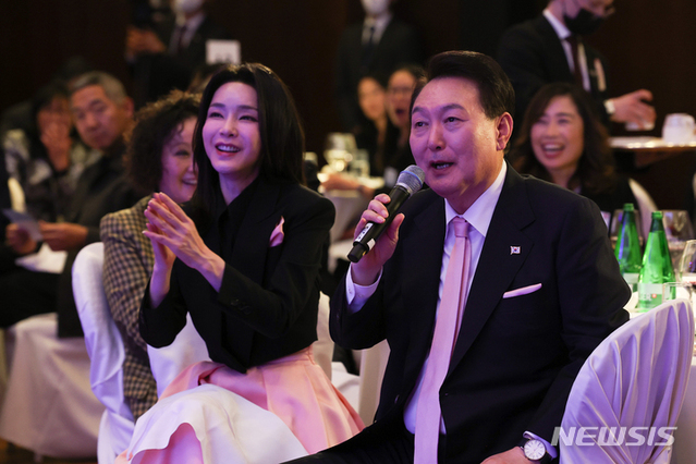 ▲ 윤석열 대통령이 17일(현지시각) 취리히 시내 한 호텔에서 열린 스위스 동포 초청 만찬 간담회에서 공연단을 격려하고 있다.ⓒ뉴시스