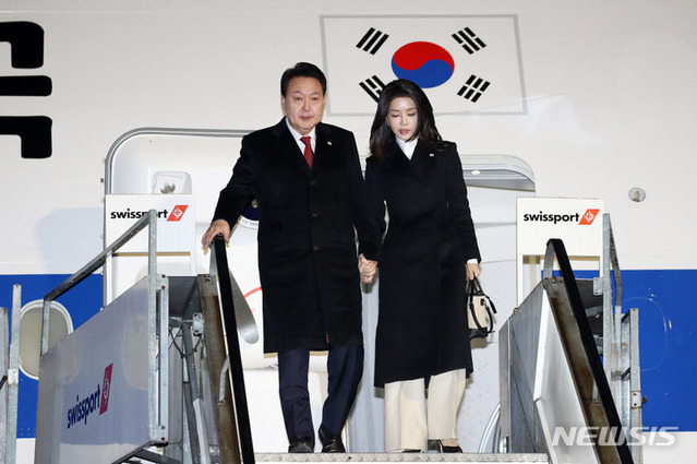 ▲ 윤석열 대통령과 배우자 김건희 여사가 17일(현지시각) 취리히 국제공항에 도착해 공군 1호기에서 내리고 있다.ⓒ뉴시스