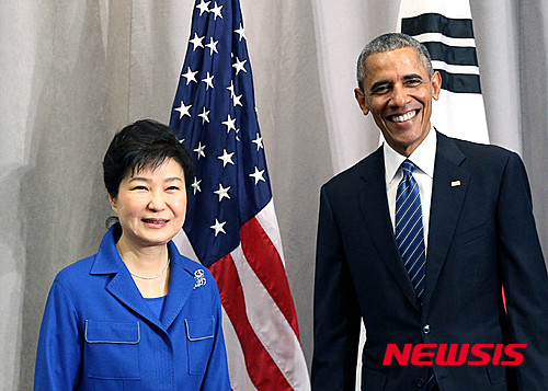 ▲ 2016년 3월 31일(현지 시각) 당시 박근혜 대통령이 핵안보 정상회의가 열리는 워싱턴 컨벤션 센터에서 버락 오바마 미국 대통령과 한·미 정상회담 전 기념촬영을 하고 있다. 
ⓒ뉴시스