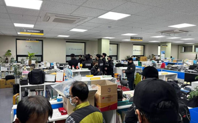 ▲ 국가정보원과 경찰청이 18일 오전 서울 영등포구 보건의료노조 사무실에 대한 압수수색을 시도하고 있다. ⓒ민주노총 트위터 갈무리