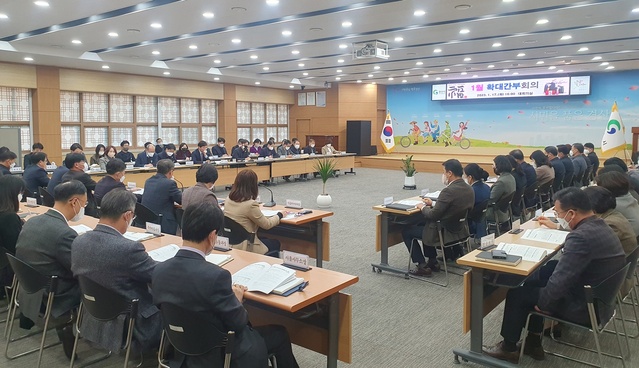 ▲ 경산시(시장 조현일)는 17일 대회의실에서 올해 첫 확대간부회의를 열었다.ⓒ경산시