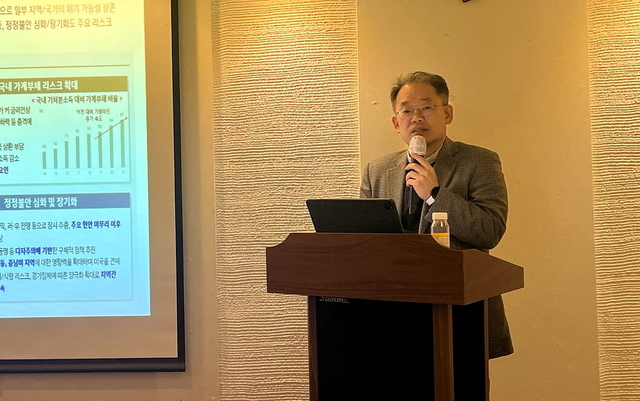 ▲ 이동현 현대차그룹 경제산업연구센터 실장이 올해 글로벌 자동차 시장 전망 등에 대해 발표하는 모습. ⓒ김재홍 기자