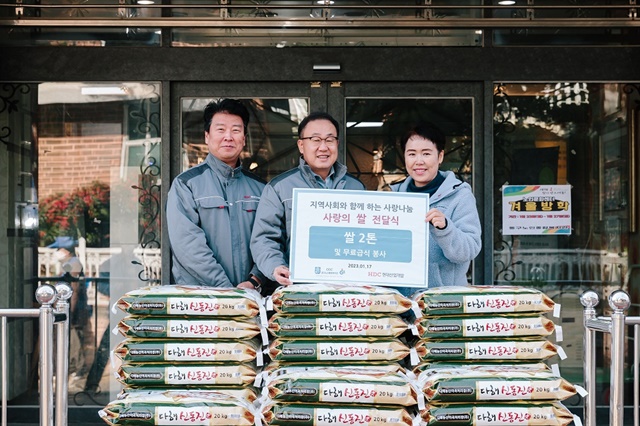 ▲ (좌로부터) 김기호 광주 확정 아이파크 건축공구장, 신왕섭 HDC현대산업개발 상무, 주리애 광주시 동구노인종합복지관장이 전달식에서 기념촬영을 하고 있다. ⓒHDC현대산업개발