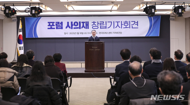 ▲ 박능후 전 보건복지부 장관이 18일 오전 서울 종로구 프레스센터에서 열린 '사의재' 창립 기자회견에서 기자들 질문에 답하고 있다. ⓒ뉴시스