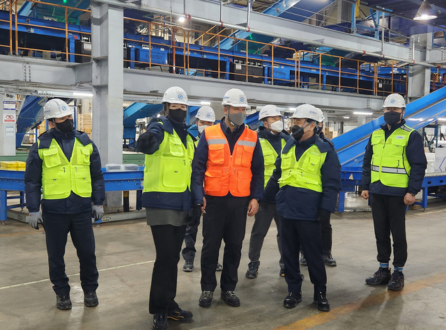 ▲ 대전 허브 터미널 작업 현장에서 ㈜한진 조현민 미래성장전략 및 마케팅 총괄 사장과 노삼석 대표이사 사장이 근로자들과 현장 점검을 실시하고 있다. ⓒCJ대한통운