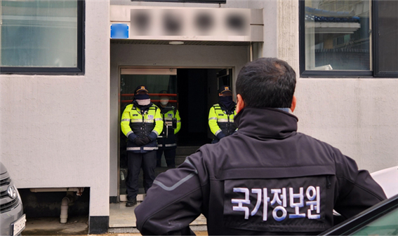 ▲ 국가정보원 요원이 지난해 12월 8일 제주시 소재 진보정당 관계자 자택 압수수색을 지켜보고 있다. ⓒ뉴시스