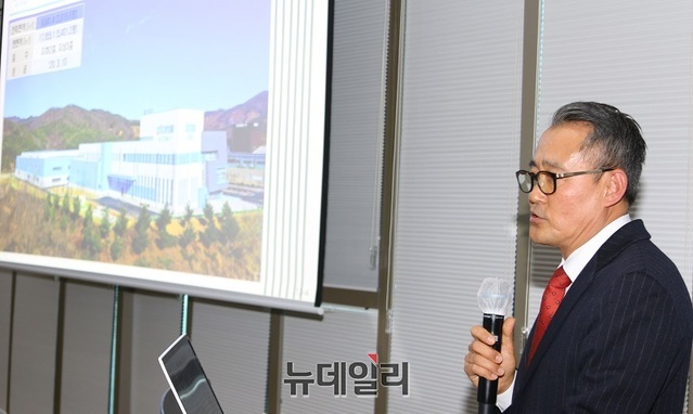 ▲ 이영찬 애터미 이사가 18일 충북 속리산 리조트 리모델링 사업을 설명하고 있다.ⓒ이길표 기자