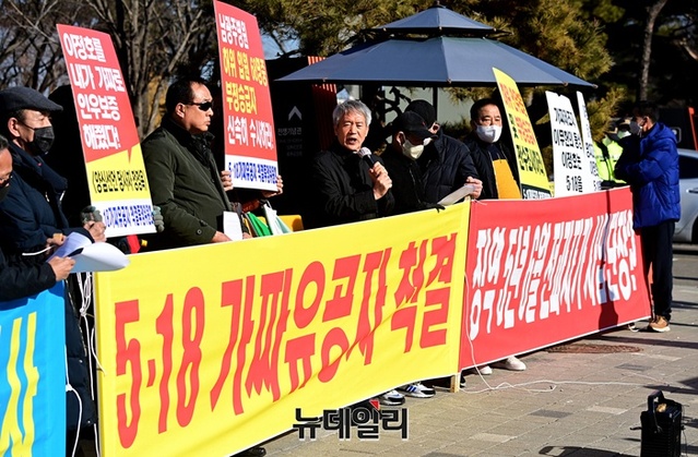 ▲ 18일 오후 서울 용산구 대통령실 인근에서 5월바로세우기연합회 등 '가짜척결연대회의' 소속 5.18 민주화운동 단체 회원들이 5.18 유공자 진위 확인을 위한 전수조사를 촉구하는 기자회견을 하고 있다.ⓒ정상윤 기자