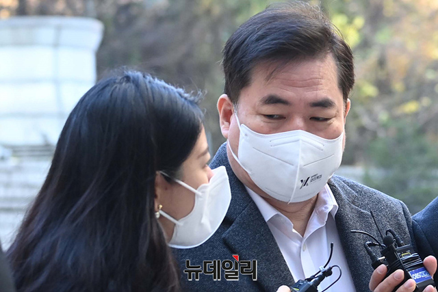 ▲ 특정범죄가중처벌등에관한법률위반 등 혐의를 받고 있는 유동규 전 성남도시개발공사 기획본부장이 지난해 11월18일 오전 서울 서초구 중앙지법에서 열린 공판에 출석하며 취재진의 질문을 듣고 있다. ⓒ뉴데일리DB