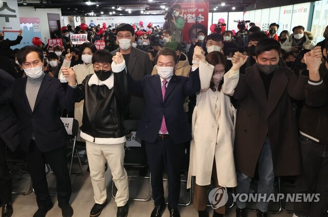 ▲ 국민의힘 당권 주자인 안철수 의원이 18일 오후 서울 여의도 당사에서 열린 '안철수 국민의힘 당대표 선거 170V 캠프 출정식'에서 청년 지지자들과 두 팔을 들어 인사하고 있다.ⓒ연합뉴스