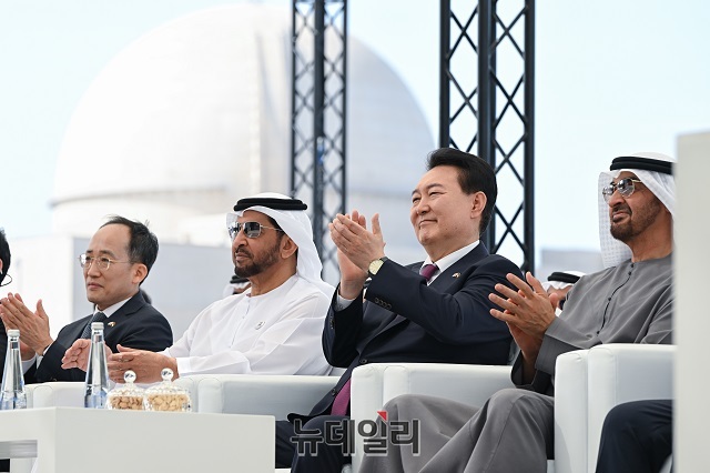 ▲ 윤석열 대통령과 모하메드 빈 자이드 알 나흐얀 아랍에미리트(UAE) 대통령이 지난 16일 오후(현지시각) UAE 아부다비 알다프라 바라카 원자력 발전소에서 열린 3호기 가동 기념식에 참석했다.ⓒ대통령실 제공