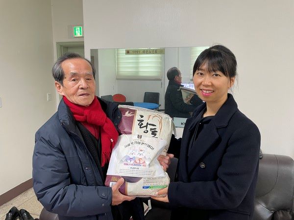 ▲ 18일 남청주신협 김려은 기획홍보팀장(사진 오른쪽)이 용암동 건영아파트 경로당에 사랑의 쌀을 전달하고 이승우 회장(사진 왼쪽)과 함께 기념사진을 찍고 있다.ⓒ남청주신협