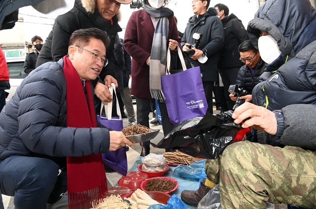 ▲ 이철우 경북도지사는 설 명절을 앞두고 전통시장에 활력을 불어넣고 상인들을 격려하기 위해 김천 황금시장을 찾아 장바구니 물가를 직접 챙겼다.ⓒ경북도