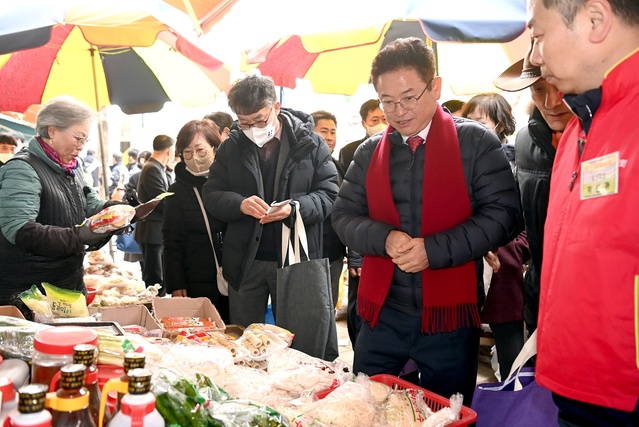 ▲ 이철우 도지사는 시장 활성화를 위해 구입한 온누리 상품권으로 떡, 과일 등 설 명절 제수용품과 생활용품 등을 구입하며 명절 물가도 직접 점검했다.ⓒ경북도