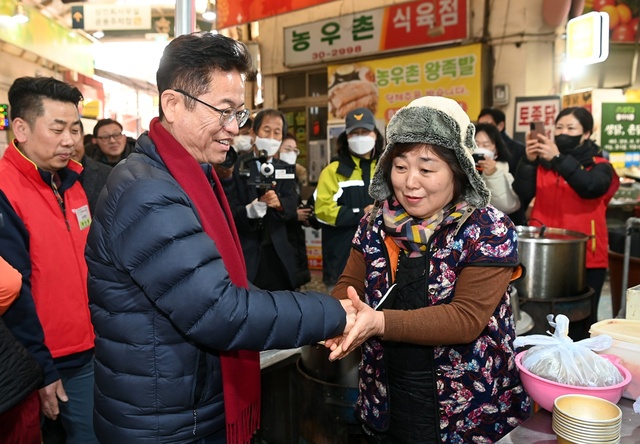 ▲ 이 지사는 어려운 전통시장 현안사항 등 함께 한 상인연합회 회원들의 의견을 직접 청취하고 전통시장 활성화를 위한 지원도 약속했다.ⓒ경북도