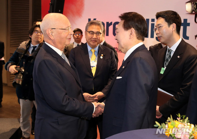 ▲ 윤석열 대통령이 18일(현지시간) 스위스 다보스의 한 호텔에서 열린 한국의 밤 행사에 입장하며 클라우스 슈밥 세계경제포럼 회장과 대화하고 있다. ⓒ뉴시스