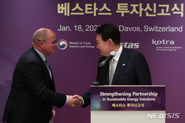 ▲ 윤석열 대통령이 18일(현지시각) 다보스 시내 한 호텔에서 열린 베스타스 투자신고식에서 헨릭 앤더슨 최고경영자와 악수하고 있다.ⓒ뉴시스