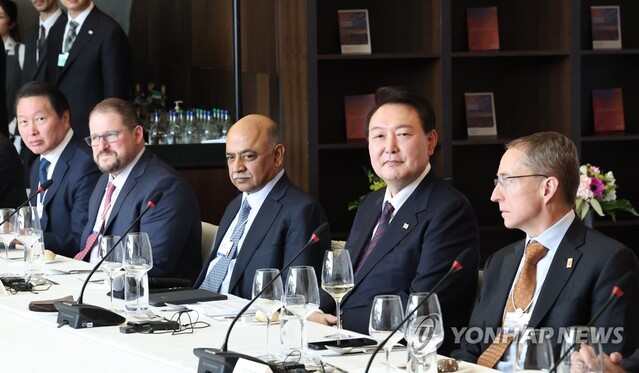 ▲ 다보스포럼 참석차 스위스를 방문 중인 윤석열 대통령이 18일(현지시간) 다보스 시내 한 호텔에서 열린 '글로벌 CEO와의 오찬'에 참석해 있다. 왼쪽부터 최태원 SK그룹 회장, 크리스티아노 아몬 퀄컴 최고경영자(CEO), 아빈드 크리슈나 IBM 최고경영자(CEO), 윤 대통령, 패트릭 겔싱어 인텔 최고경영자(CEO).ⓒ연합뉴스