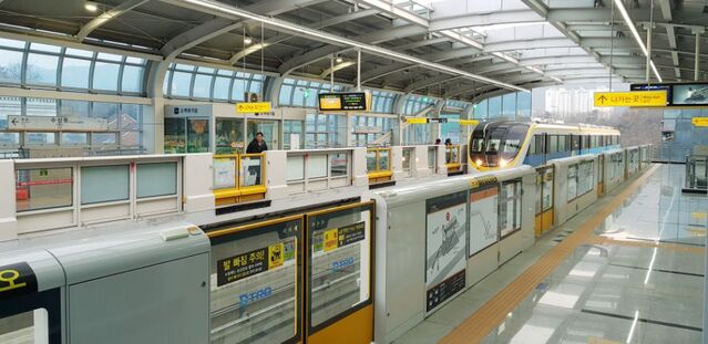 ▲ 현대무벡스가 시공한 대구 지하철 3호선 난간형 스크린도어. ⓒ현대무벡스