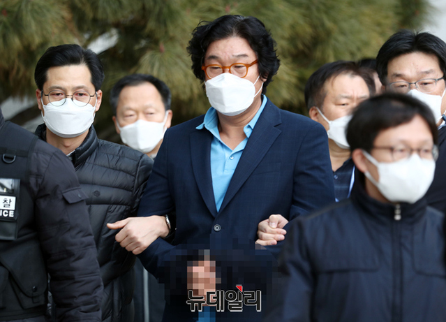 ▲ ▲ 8개월의 해외 도피 끝에 태국에서 붙잡힌 김성태 전 쌍방울그룹 회장이 17일 인천공항으로 입국해 압송되고 있다. 김 전 회장은 쌍방울그룹 각종 비리 의혹의 핵심인물이다. ⓒ인천=정상윤 기자