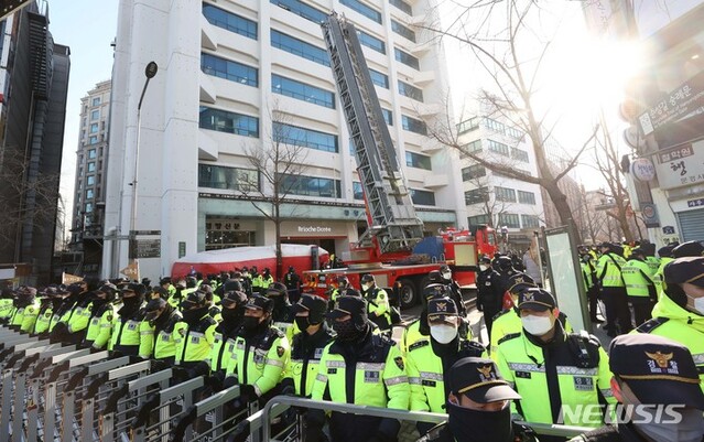▲ 국가정보원이 지난 18일 오전 서울 중구 민주노총을 압수수색해 경찰들이 민주노총 사무실 앞 통행을 통제하고 있다. ⓒ뉴시스