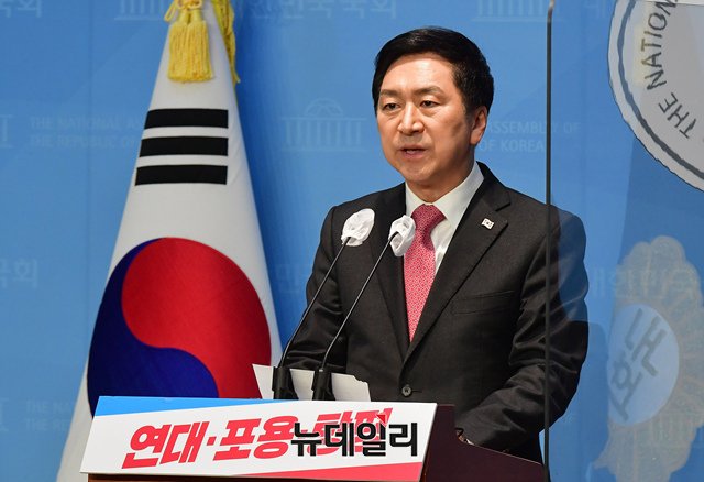 ▲ 국민의힘 3·8 전당대회 당권 주자인 김기현 국민의힘 의원이 19일 오전 서울 여의도 국회 소통관에서 비전과 통합 메시지 발표 기자회견을 하고 있다. ⓒ이종현 기자