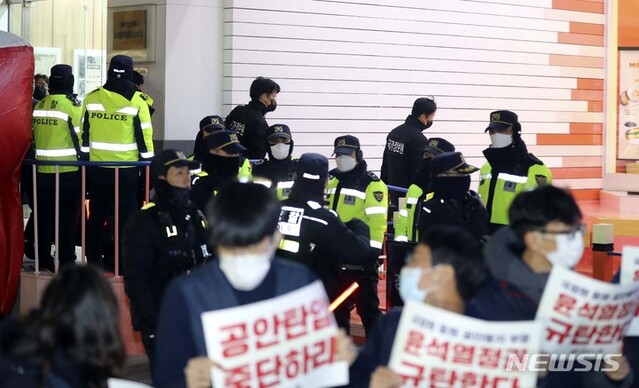▲ '간첩단 의혹'과 관련해 압수수색을 마친 국가정보원 관계자들이 18일 오후 서울 정동 민주노총에서 나오고 있다. ⓒ뉴시스