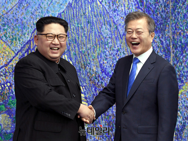 ▲ 문재인 대통령과 북한 김정은이 2017년 4월27일 오전 경기 파주시 판문점 평화의 집 2층 회담장에서 열린 남북정상회담에 앞서 기념촬영을 하며 함박웃음을 짓고 있다. ⓒ정상윤 기자(사진=한국공동사진기자단)