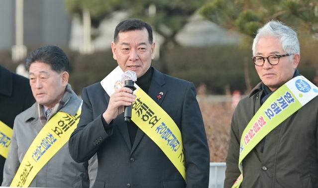 ▲ 최원철 공주시장이 19일 설 명절을 앞두고 시청 앞 광장에서 ‘반부패·청렴 실천 캠페인’에서 인사말을 하고 있다.ⓒ공주시