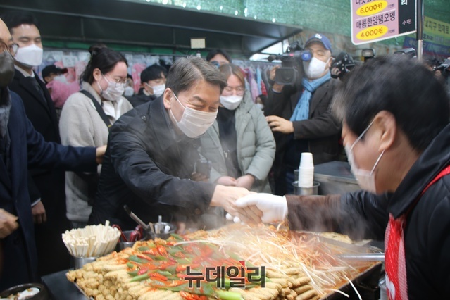 ▲ 안 의원은 이날 설 명절을 앞두고 서문시장 일대를 돌며 상인들과 만나 “장사가 잘되느냐”고 물으며 전통시장 온누리상품권으로 물건을 직접 구매하는 등 대구에 대한 애정을 숨기지 않았다.ⓒ뉴데일리