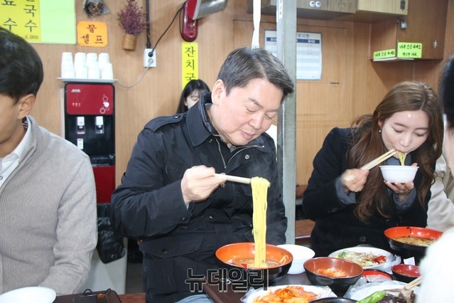 ▲ 안철수 의원이 서문시장에서 점심으로 칼국수를 먹고 있다. ⓒ뉴데일리