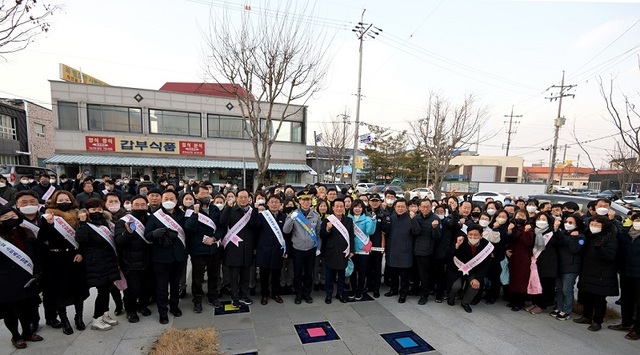 ▲ 공직자와 시민들이 전통시장 장보기 날 행사에 참여해 기념사진을 찍고 있다.ⓒ논산시