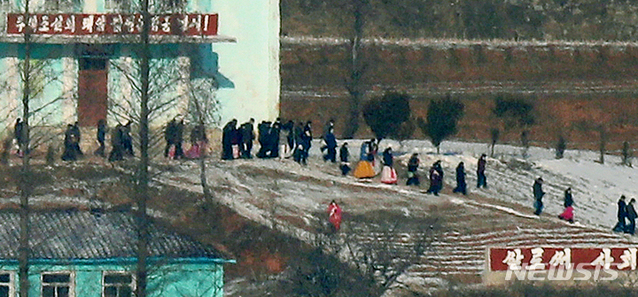 ▲ 북한이 무인기를 투입해 우리 영공을 침범하는 등 무력도발을 이어가는 가운데 지난 2022년 12월 28일 경기도 파주시 오두산 통일전망대에서 바라본 북한 황해북도 개풍군 일대에서 북한 주민이 이동하고 있다. 
ⓒ뉴시스