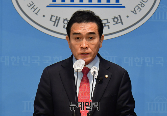 ▲ 태영호 국민의힘 의원이 19일 오전 국회 소통관에서 최고위원 출마 선언 기자회견을 하고 있다.ⓒ이종현 기자
