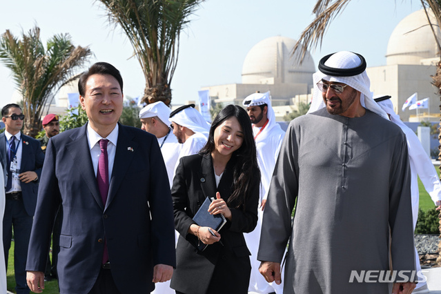 ▲ 아랍에미리트(UAE)를 국빈 방문 중인 윤석열 대통령이 16일(현지시간) 바라카 원자력 발전소 현장에서 열린 3호기 가동식에서 모하메드 빈 자이드 알 나하얀 UAE 대통령과 함께 이동하고 있다. 
ⓒ뉴시스