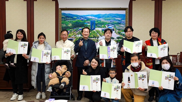 ▲ 류희림 대표가 경주엑스포대공원 연간 회원권 전달 후 기념촬영을 하고 있다.ⓒ경주엑스포