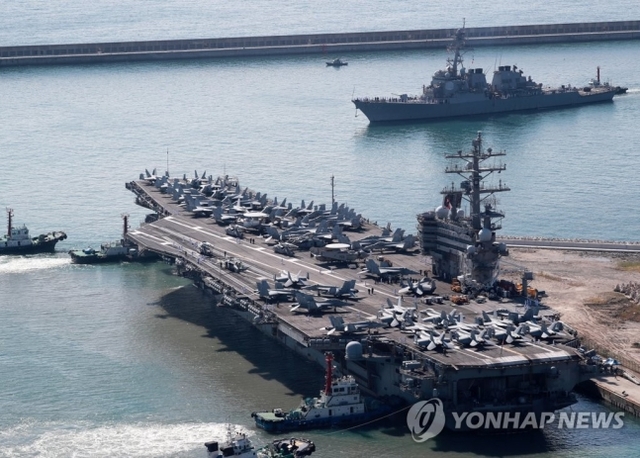▲ 2022년 9월 23일 오전 미국 핵 추진 항공모함 로널드 레이건호(CVN-76)와 이지스 구축함 베리함(사진 위)이 부산작전기지에 입항하고 있다.ⓒ연합뉴스