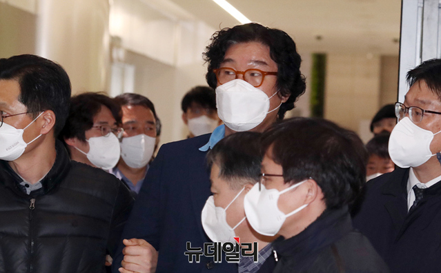 ▲ 8개월의 해외 도피 끝에 태국에서 붙잡힌 김성태 전 쌍방울그룹 회장이 17일 인천공항으로 입국해 압송되고 있다. 김 전 회장은 쌍방울그룹 각종 비리 의혹의 핵심인물이다. ⓒ인천=정상윤 기자