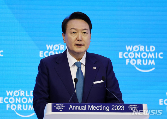 ▲ 윤석열 대통령이 19일(현지시각) 다보스에서 열린 2023년 세계경제포럼 연차총회에서 특별연설을 하고 있다.ⓒ뉴시스