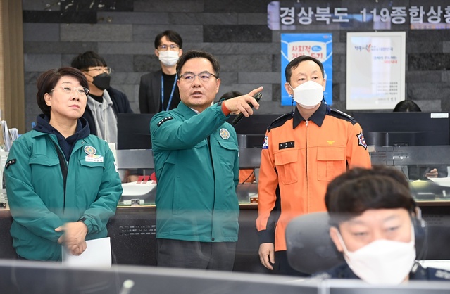 ▲ 김학홍 부지사는 21일 종합상황실을 방문해 상황근무 현황을 보고 받은 뒤 근무 중인 직원들에게 “철저한 사전점검을 통해 갑작스러운 사건, 사고를 예방하는 것이 무엇보다 중요하다”고 강조했다.ⓒ경북도