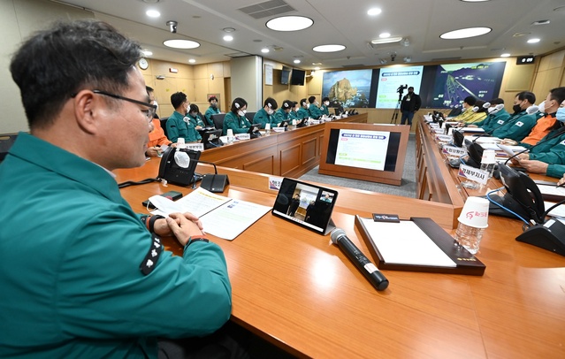 ▲ 김 부지사는 독도경비대와 영상대화를 갖고 명절에도 고향에 가지 못하고 독도를 지키는 대원들을 격려했다.ⓒ경북도