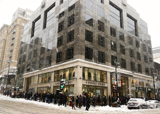 ▲ 나이키 '몬트리올 베이글'을 구매하기 위해 줄을 선 사람들. ⓒ @CastanheiraG 트위터 캡처