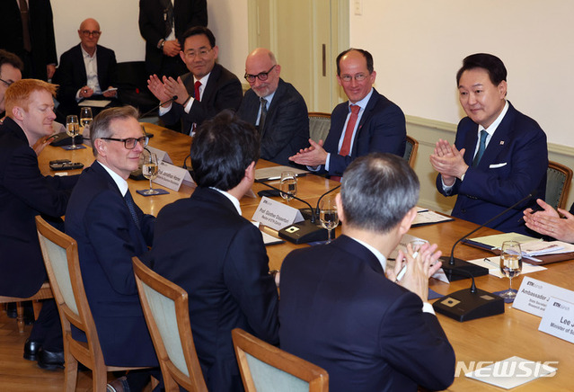 ▲ 윤석열 대통령이 19일(현지시각) 취리히 연방공과대학에서 열린 '양자 석학과의 대화'에서 참석자 소개에 박수 보내고 있다.ⓒ뉴시스