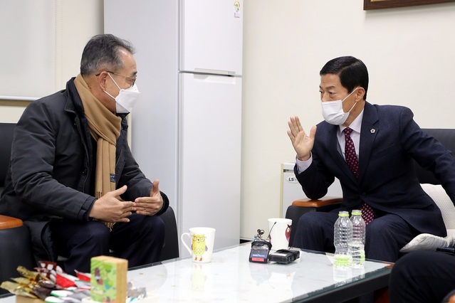 ▲ 김현문 충북도의회 교육위원장(우)이 19일 충북도의회에서 김상열 충북도교육청 단재교육연수원장과 대화를 나누고 있다.ⓒ충북도의회