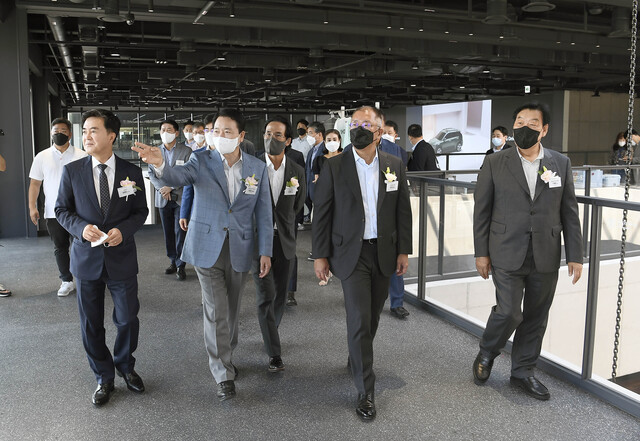 ▲ 지난해 9월 HMG 드라이빙 익스피리언스 센터 개관식에서 정의선 회장과 조현범 회장이 함께 있는 모습. ⓒ현대차그룹