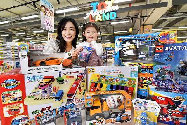 ▲ 모델이 20일 서울시 등촌동 ‘홈플러스 메가푸드마켓’ 강서점에서 아동과 함께 ‘설 완구대전’ 행사 상품들을 선보이고 있다.ⓒ홈플러스