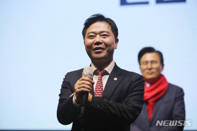 ▲ 지성호 국민의힘 의원이 지난 12일 오후 충북 청주시 상당구 S컨벤션 신관 2층에서 열린 2023년 충북도당 신년인사회에서 새해 인사를 하고 있다.ⓒ뉴시스