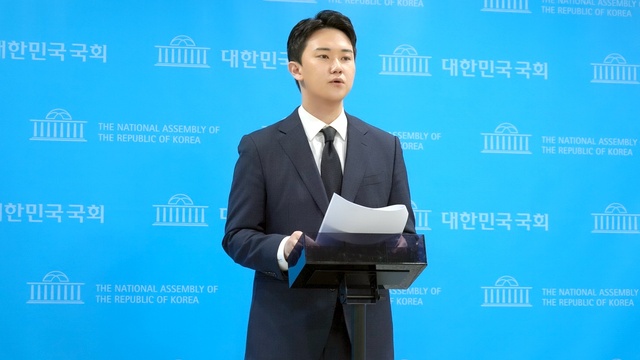 ▲ 김영호 변호사가 지난 18일 국회 소통관에서 청년 최고위원 출마와 관련해 기자들과 이야기를 나누고 있다. ⓒ김영호 변호사 제공